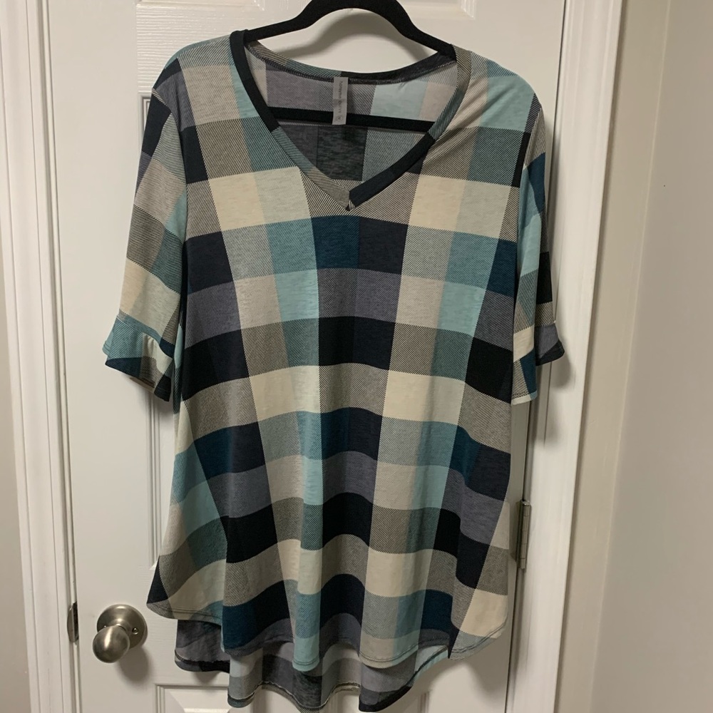 XL top with ruffle sleeve